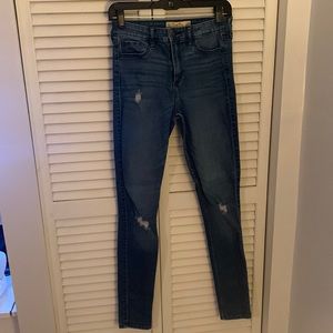 HOLLISTER SUPER SKINNY HIGH RISE JEANS.